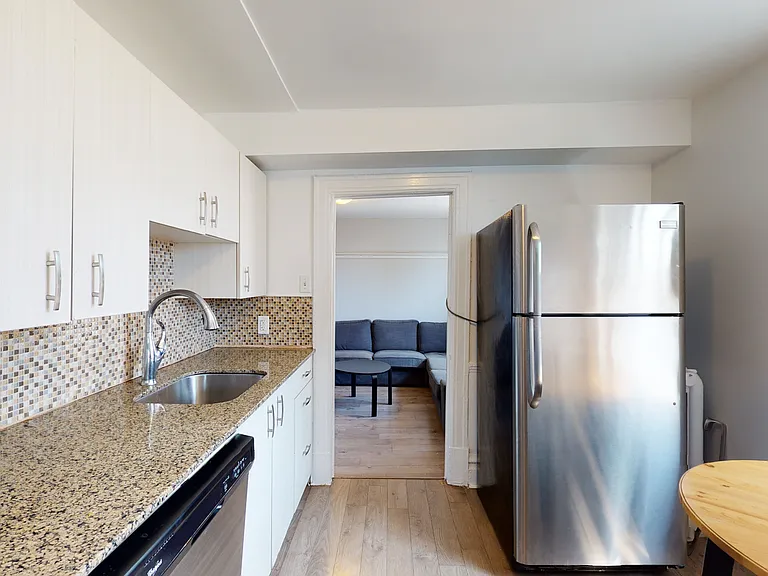 46 Carlyle Ave — Photo 12
