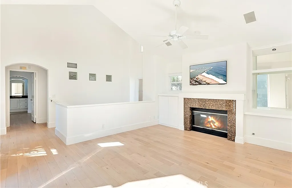 2 bed, 1326 sqft, $5,500 — Photo 3