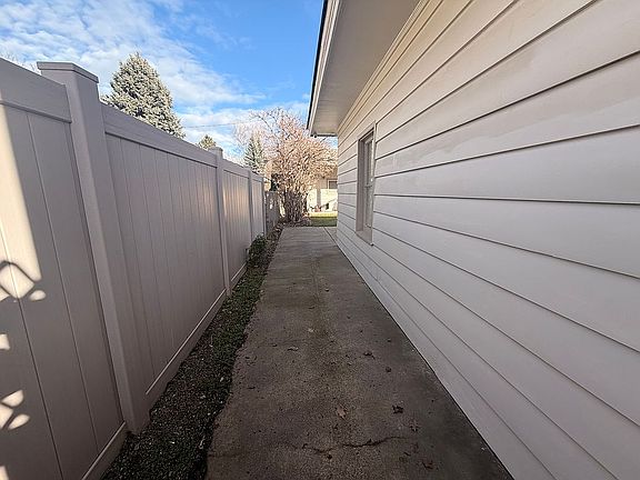 3rd image of 620 N Raymond Rd