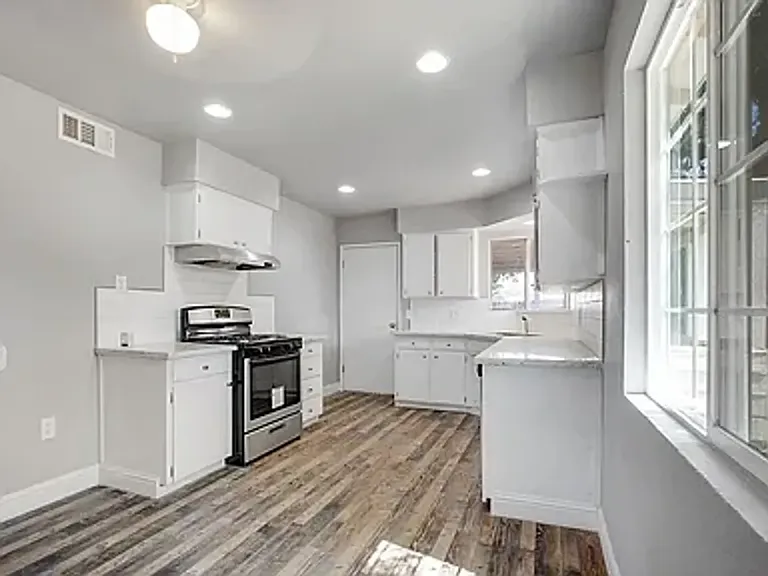 1185 Lincolnwood Cir — Photo 3
