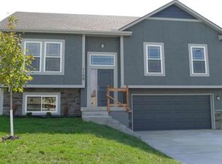 1110 SW 10th St, Oak Grove, MO 64075