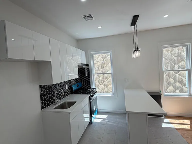 181 Woodside Ave #2F — Photo 9
