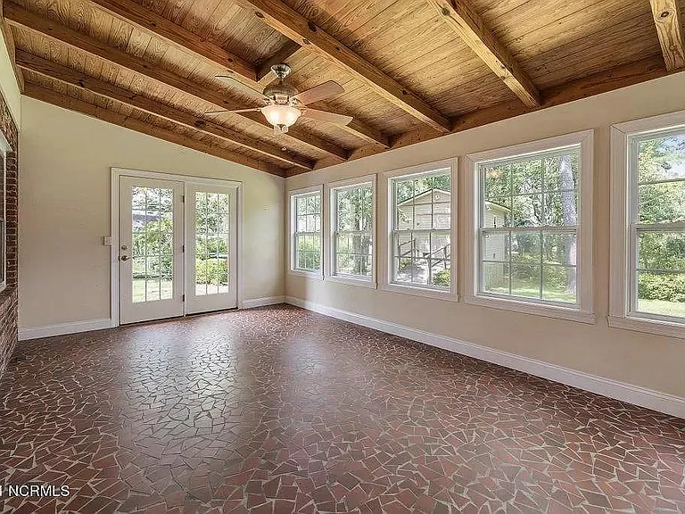 Enclosed porch room