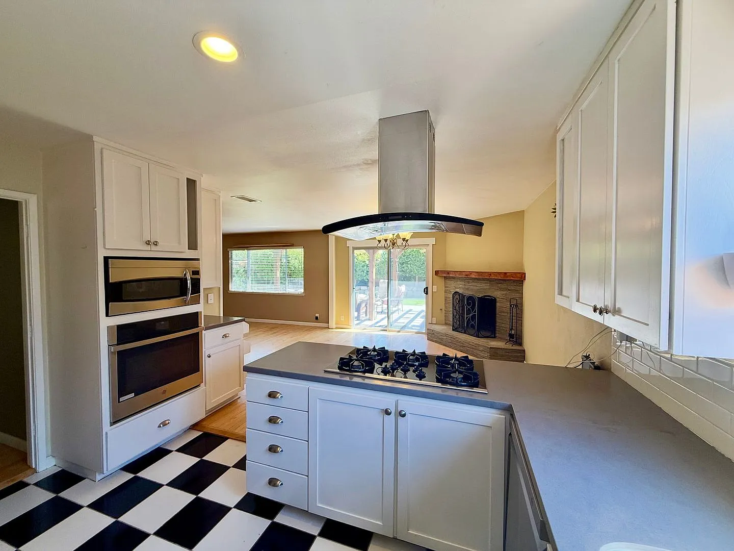 Cheerful Coastal Blue 4-Bedroom Home with A/C & Large Backyard — Photo 4