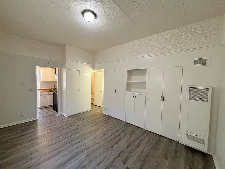 Locust Street - 3891 — Photo 3