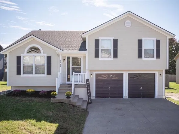 1307 Willow Dr, Greenwood, MO 64034