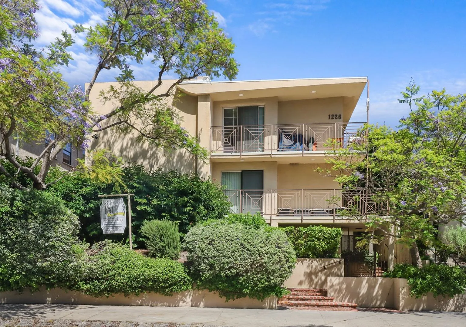 1226 McClellan Dr — Photo 1