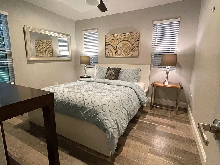 Cozy guest bedroom adjacent to 2nd bathroom