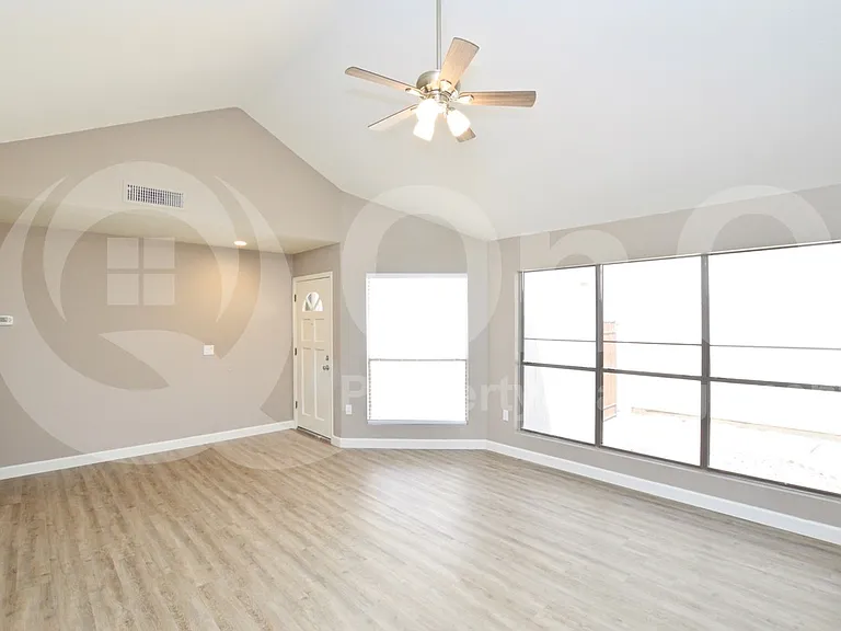 1501 E Commerce Ave — Photo 5