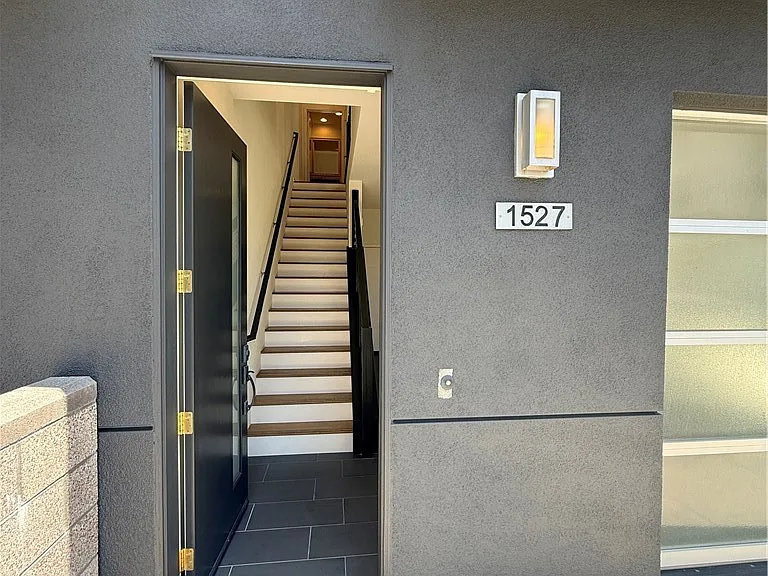 1527 Sullivan Ave — Photo 3