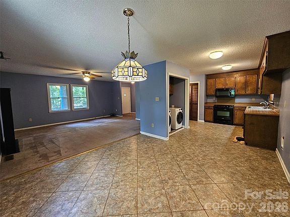 3rd image of 11488 Beagle St