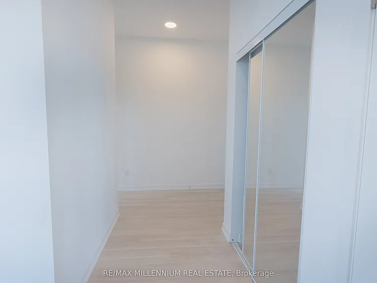 5105 Hurontario St #Penthouse 2 — Photo 16