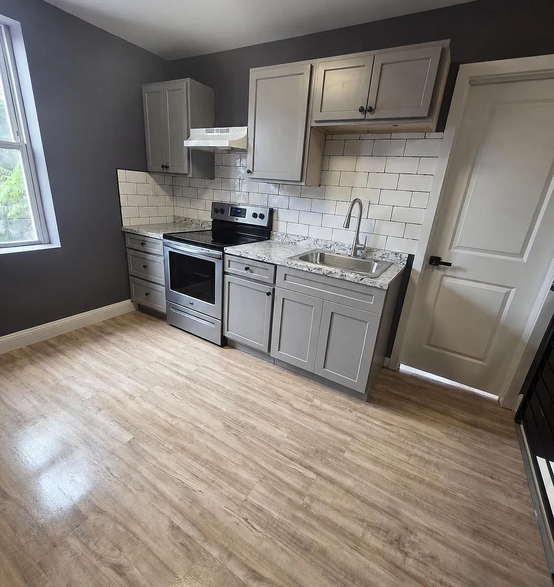 2 bed, 1.0 bath, 1008 sqft, $1,200 — Photo 2