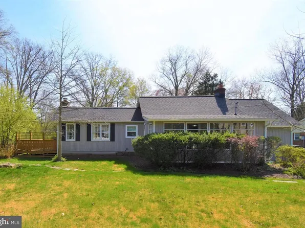 8811 Badger Dr, Alexandria, VA 22309