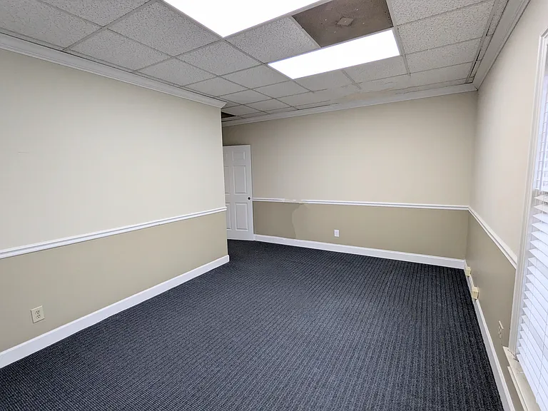 750 Hammond Dr #9 — Photo 3