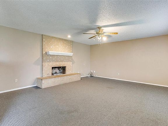 3rd image of 348 NW Summercrest Blvd