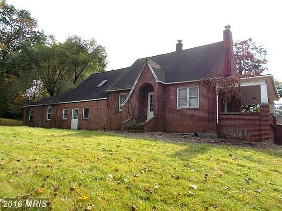 Exterior (Front) showing side porch