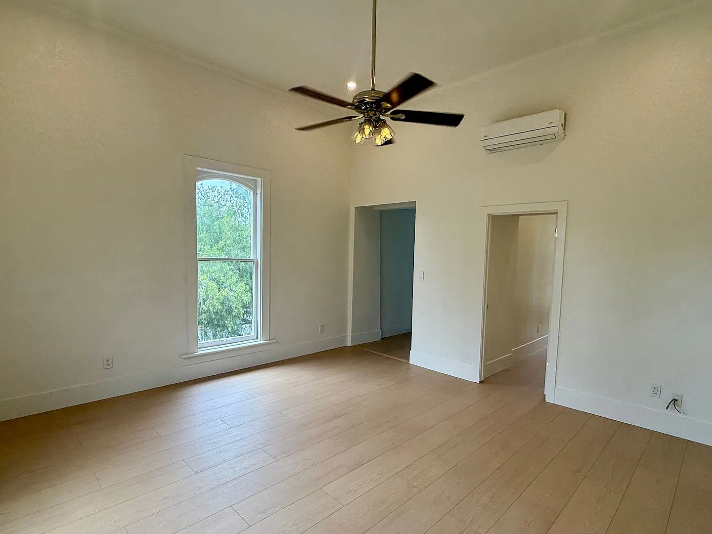 Charming Remodeled 1 Bedroom 1 Bathroom Upstairs Apartment in Downtown San Jose — Photo 4