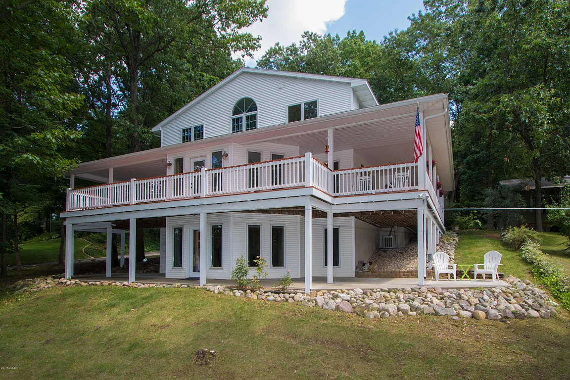 355 Horseshoe Ct photo 1