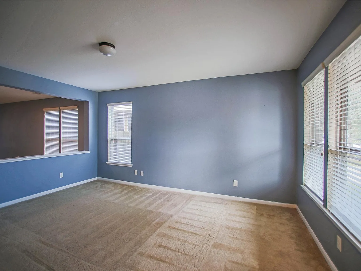 4 bed, 2.5 bath, 2590 sqft, $2,340 — Photo 3