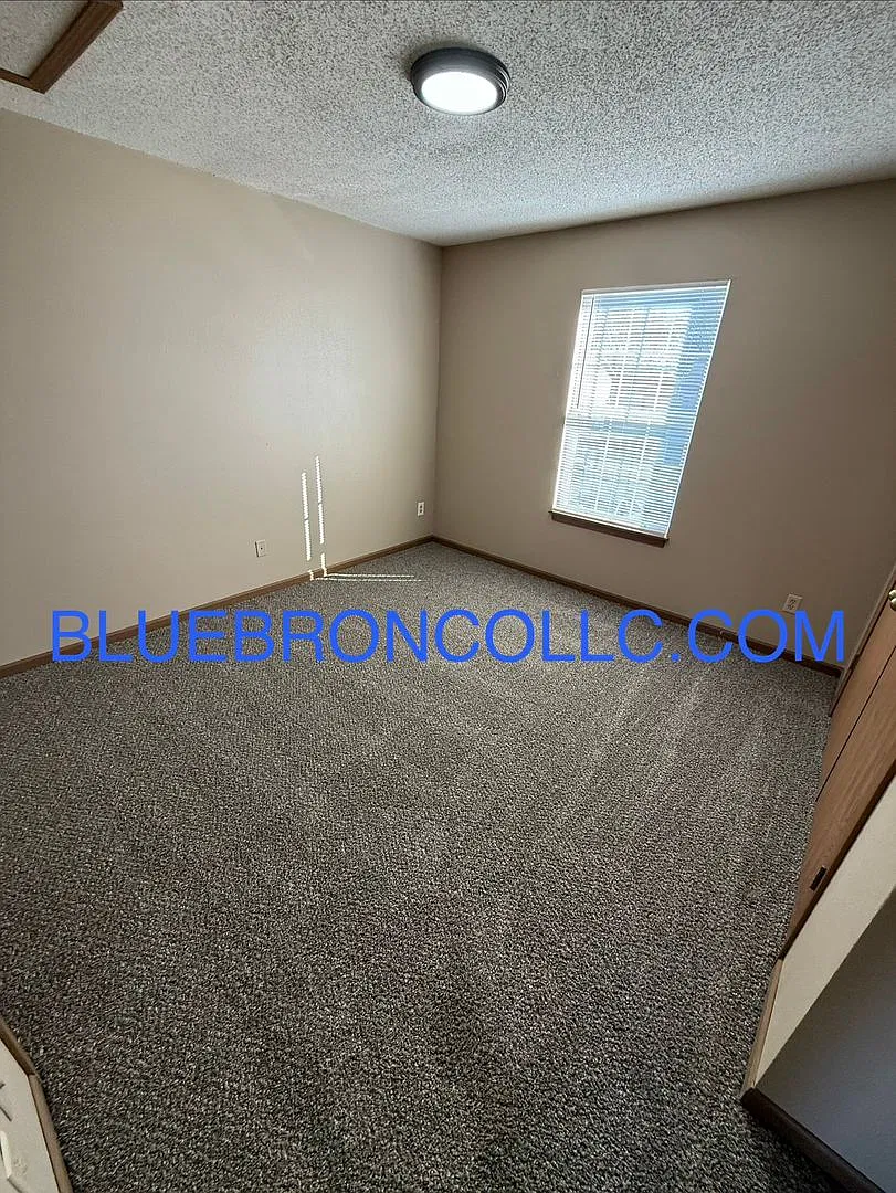 Spacious 3 bedroom unit with new flooring — Photo 4