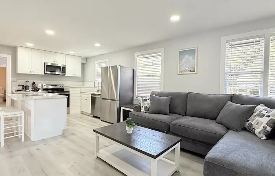 3 bed, 1050 sqft, $2,100 — Photo 1