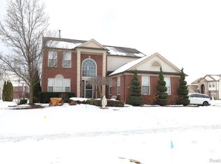 17752 Country Club Dr, Macomb, MI 48042