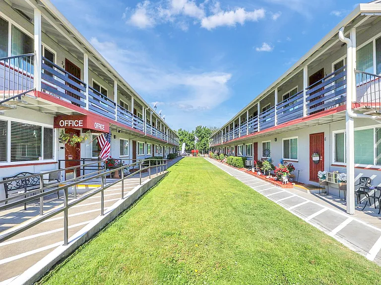 Country Club Apartments — Photo 5