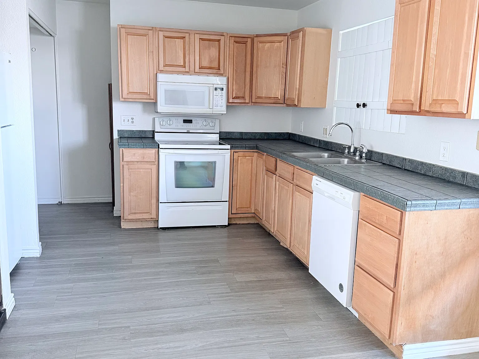 3 bed, 1136 sqft, $1,995 — Photo 3
