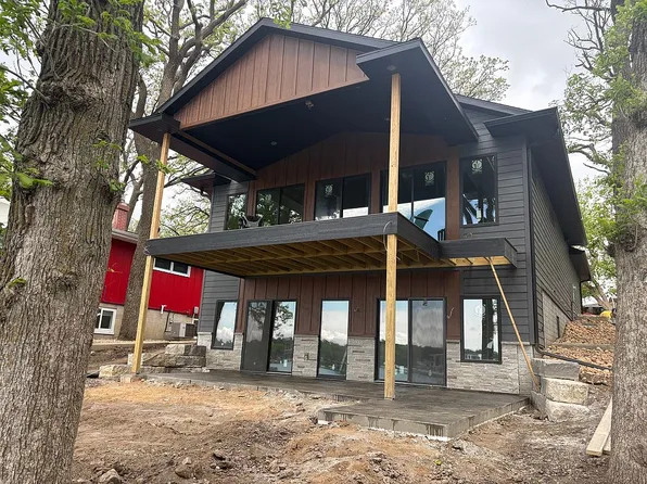 1201 Lakeshore Dr, Okoboji, IA 51355