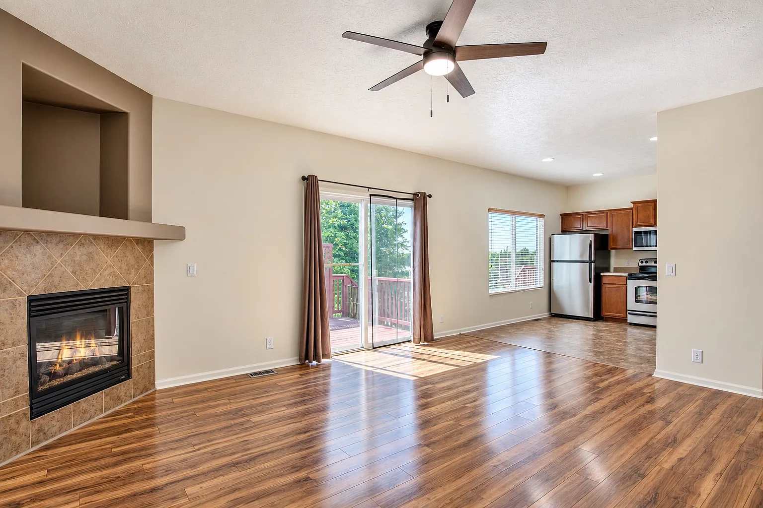 3 bed, 1258 sqft, $2,400 — Photo 3