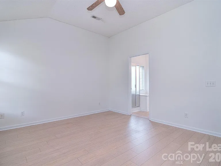 550 Carlisle Dr — Photo 26