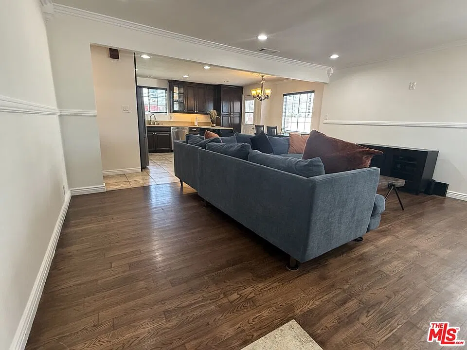 3 bed, 2.0 bath, 1389 sqft, $5,600 — Photo 4