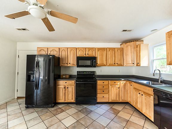 2nd image of 823 Cove Point Rd