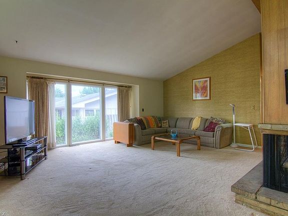 3rd image of 2204 Garden Dr