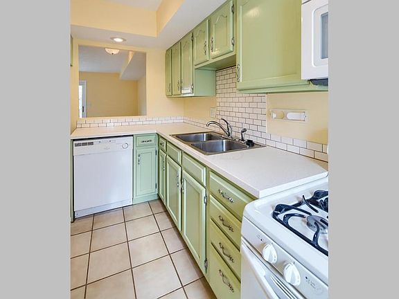 4th image of 18 King Arthur Ct