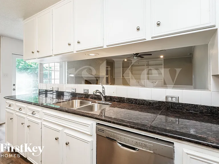 1424 Wreyhill Dr — Photo 6