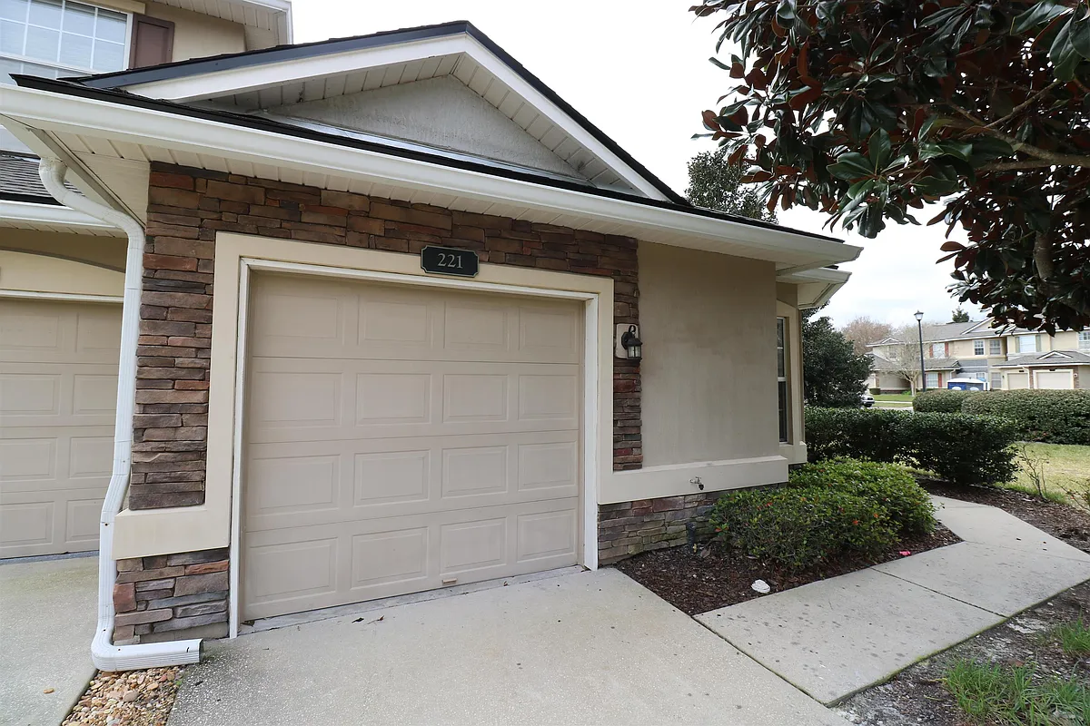 Building Photo - 221 Wooded Crossing Cir