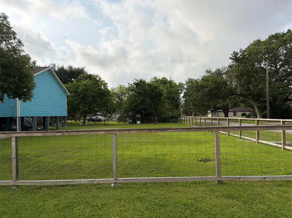 1208 4th St, Seabrook, TX 77586