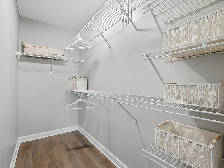 Deer Valley Apartments — Photo 25