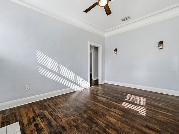3rd image of 702 W Warren Ave