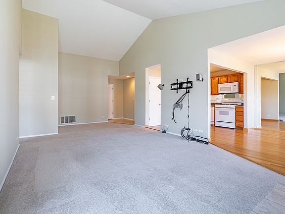 3rd image of 602 Berkley Ct Unit Z2