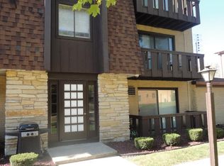 708 W 65th St APT 4, Westmont, IL 60559