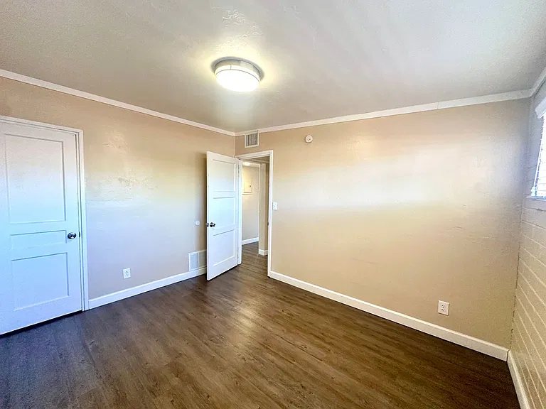 3805 E 5th St — Photo 10
