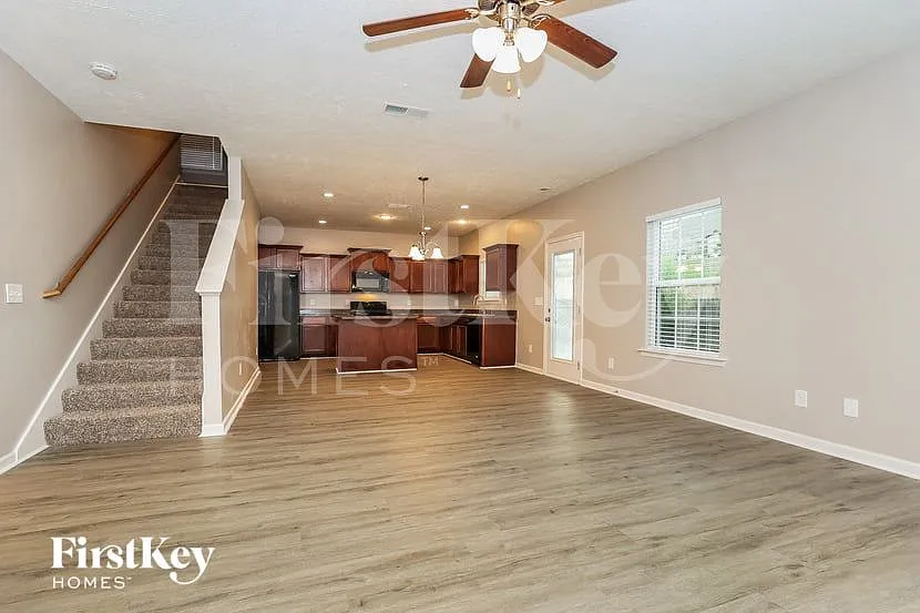 3 bed, 2.5 bath, 1679 sqft, $2,220 — Photo 4