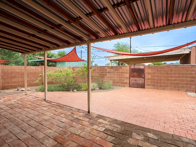1404 E Silver St — Photo 17