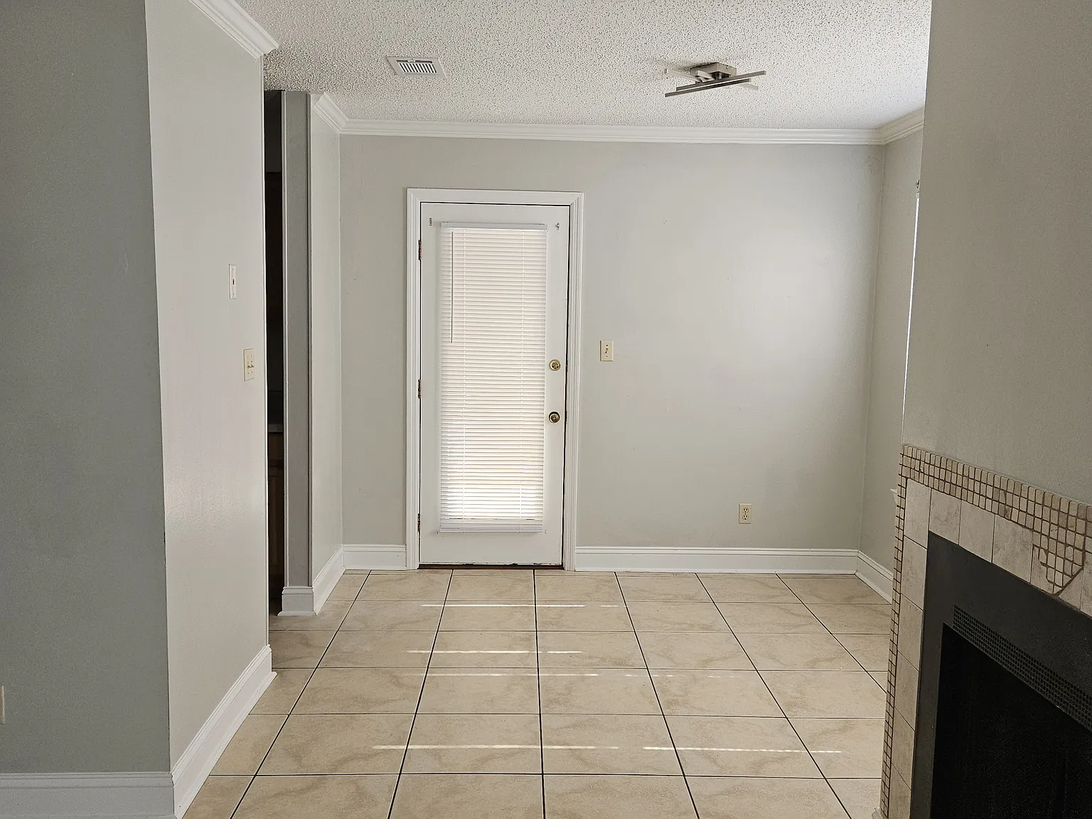 2 bed, 1200 sqft, $1,600 — Photo 4