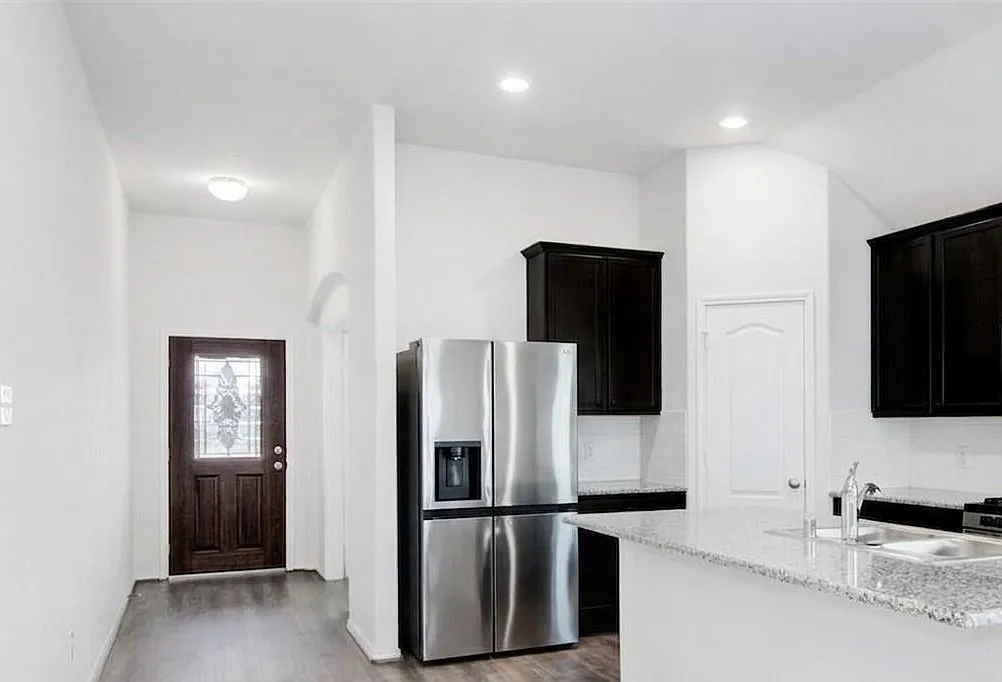 4 bed, 2.0 bath, 1944 sqft, $2,395 — Photo 3