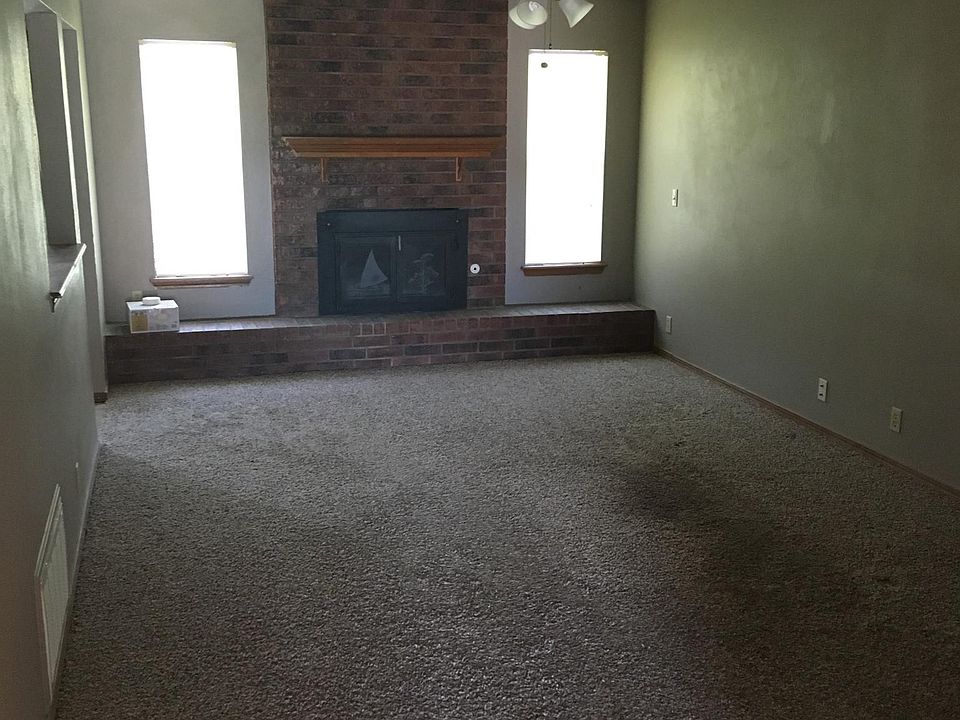 2nd image of 421 S Oak Ave W
