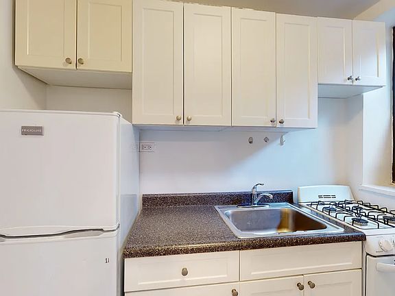4th image of 246 E 46th St APT 2G